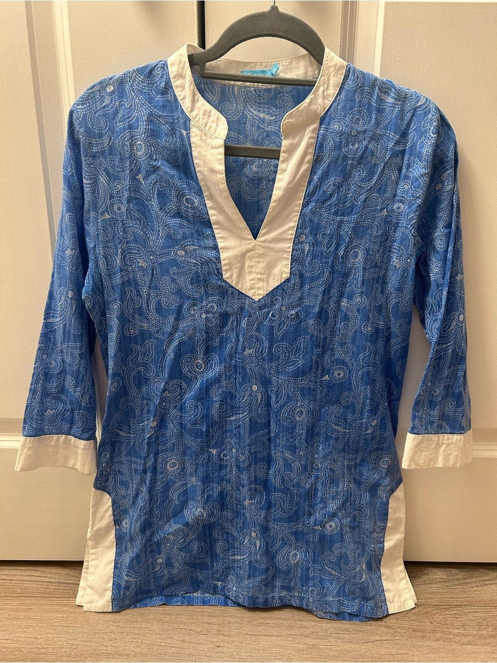 J. McLaughlin Women's Blue Printed Tunic with White Trim V Neck 💯 Cotton XS - Picture 7 of 11